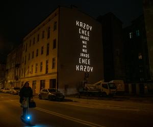 „Każdy chce jakoś nie żyć”. Nowy artystyczny neon w Łodzi