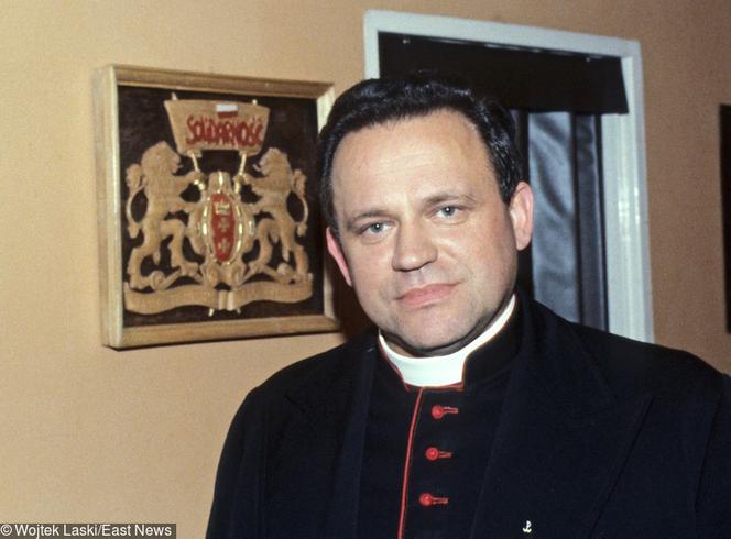 Polacy żądają: Zburzcie pomnik prałata Jankowskiego