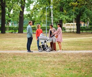 Pierwsza miłość, odcinek 4098. Kinga (Aleksandra Zienkiewicz), Maciek (Yan Polovnikov), Lilka (Sylwia Sokołowska), Janek (Maciej Mikołajczyk)