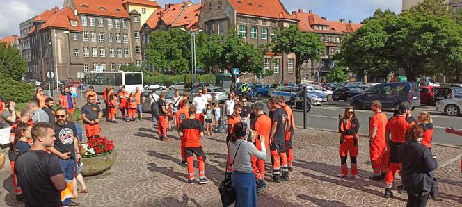 Protest ratowników medycznych w centrum Katowic. Domagają się podwyżek, zablokowali główną ulicę miasta [ZDJĘCIA]
