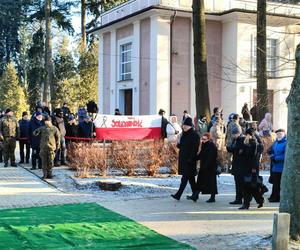 Uroczystości pogrzebowe Iwony Śledzińskiej-Katarasińskiej na Dołach. Wzięło w nich udział wiele osób [ZDĘCIA]