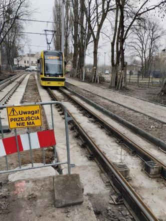 Wpadł do wykopu i zmarł. Co się stało na przystanku grozy?