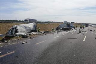 Karambol na trasie S7 pod Olsztynem - przepakowywali ładunek na pasie autostrady