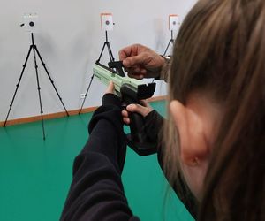 Otwarcie laserowej strzelnicy w  Szkole Podstawowej nr 2 im. Mikołaja Kopernika w Kraśniku