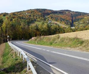 Ten dwór znajduje się w jednej z najpiękniejszych wsi w Małopolsce. Kiedyś należał do biskupów