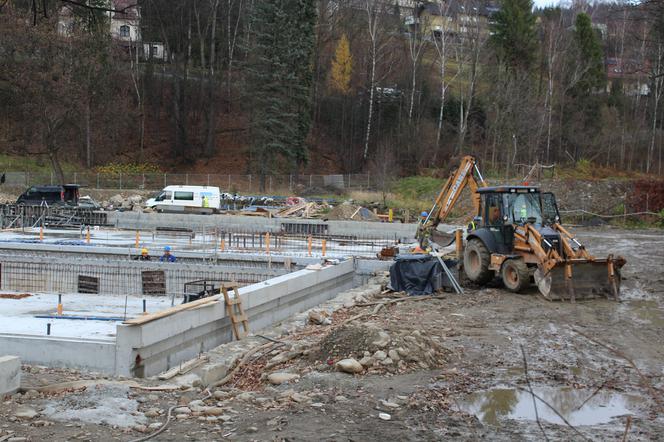 Trwa budowa basenów w Wiśle. Obiekty mają być gotowe za pół roku [ZDJĘCIA]