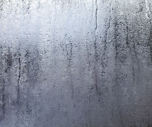 Skraplanie się wody na oknach – jakie są przyczyny parowania szyb?