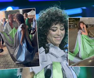 Dwie osoby musiały jej pomagać! Kukulska w Opolu pojawiła się w oryginalnym wdzianku. To wietrzenie - tłumaczyła