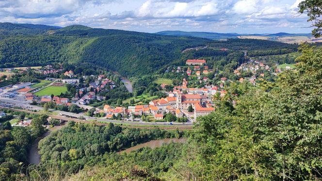Obryw Skalny w Bardzie. Tutaj widoki zapierają dech w piersiach 