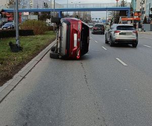 Toyota przewróciła się na bok! Groźna kolizja w centrum Rzeszowa 