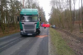 Koszmarny wypadek pod Bydgoszczą. 19-latka wjechała prosto pod tira. Kobieta nie żyje