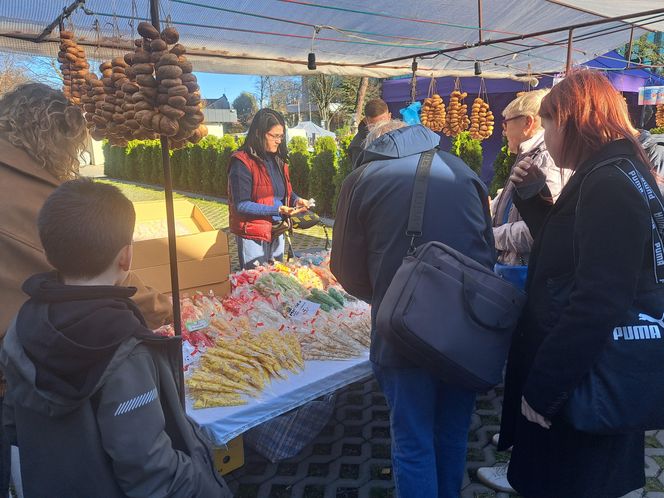 Cukierki i zabawki przy cmentarzu Rakowickim w Krakowie na Wszystkich Świętych 2024