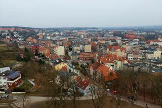 Kierunek: Grudziądz. Kuszą tężnia w szklanej piramidzie i unikatowe spichrze nad Wisłą. Z jednej strony są jak kamieniczki, z drugiej jak mury obronne