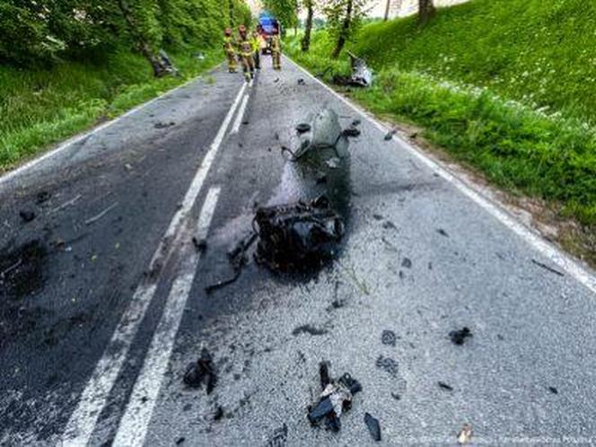 Tragiczny wypadek pod Węgorzewem. Samochód rozpadł się na pół. Kierowca zginął na miejscu