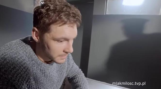 M jak miłość. Marcin (Mikołaj Roznerski) w więzieniu