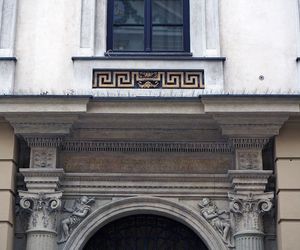 To jedna z najsłynniejszych kamienic w Krakowie. Znajduje się w niej hotel, w którym mieszkał car