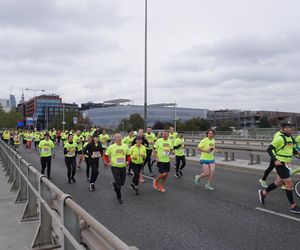 Uczestnicy Biegnij Warszawo 2024 na moście Świętokrzyskim