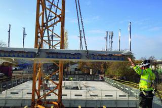 Montaż prefabrykowanej żelbetowej płyty balkonowej