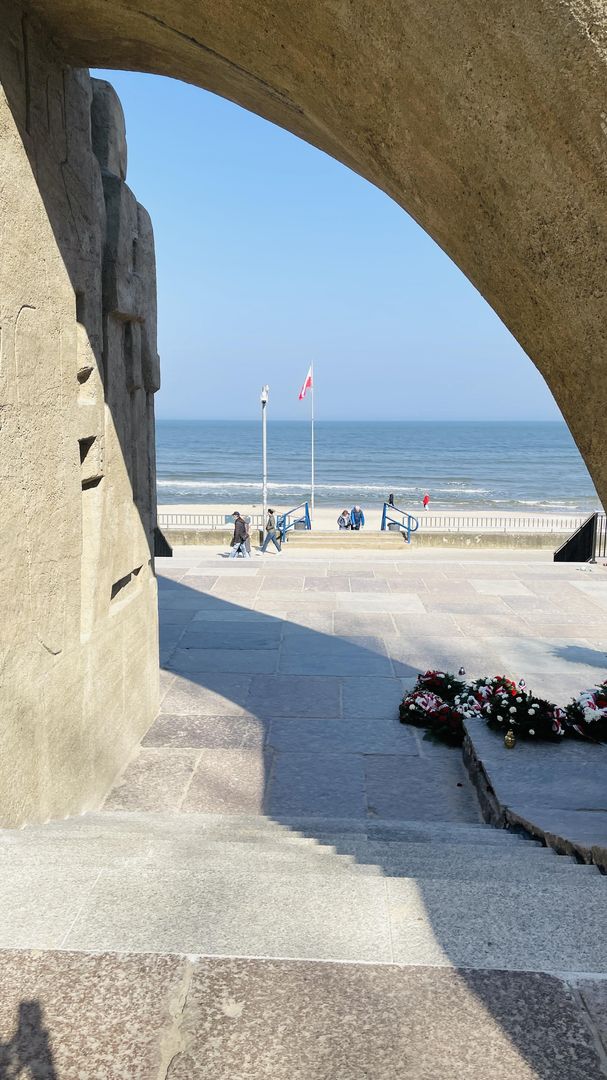 Kołobrzeg - Pomnik zaślubin z morzem