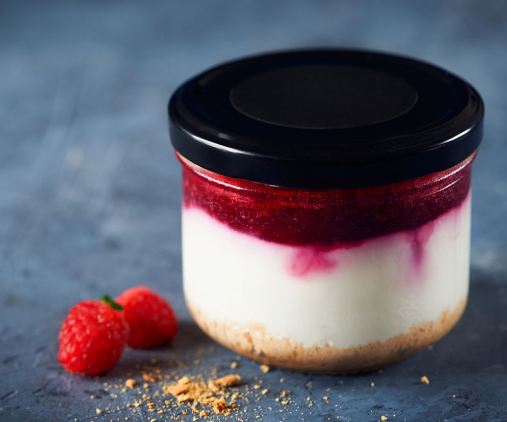 Sernik w słoiku bez pieczenia: przepis na fantastyczne serniczki w słoiczkach