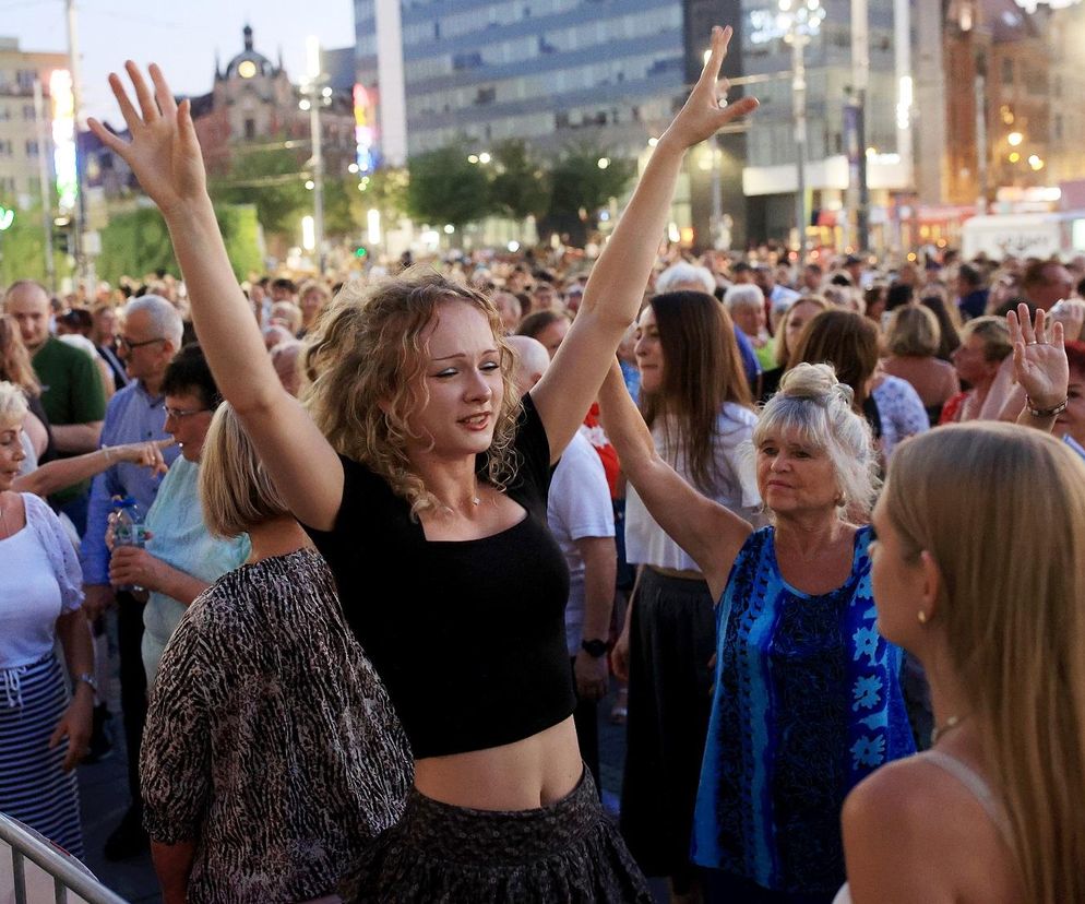 Hity lat 70. rozbrzmiały przed Teatrem Śląskim ZDJĘCIA