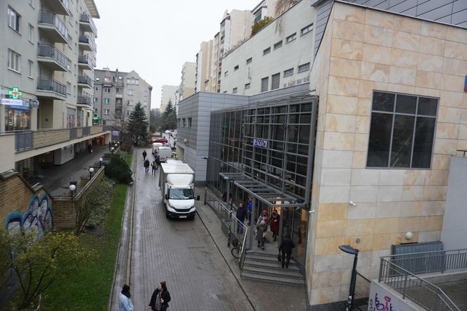 Galeria Metro Bis na Ursynowie znajduje się tuż obok stacji metra Stokłosy