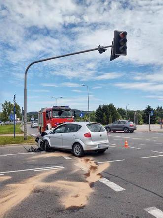 Wypadek w Nowy Sączu. Matka z dzieckiem jechała karetką do szpitala. Ambulans zderzył się z osobówką