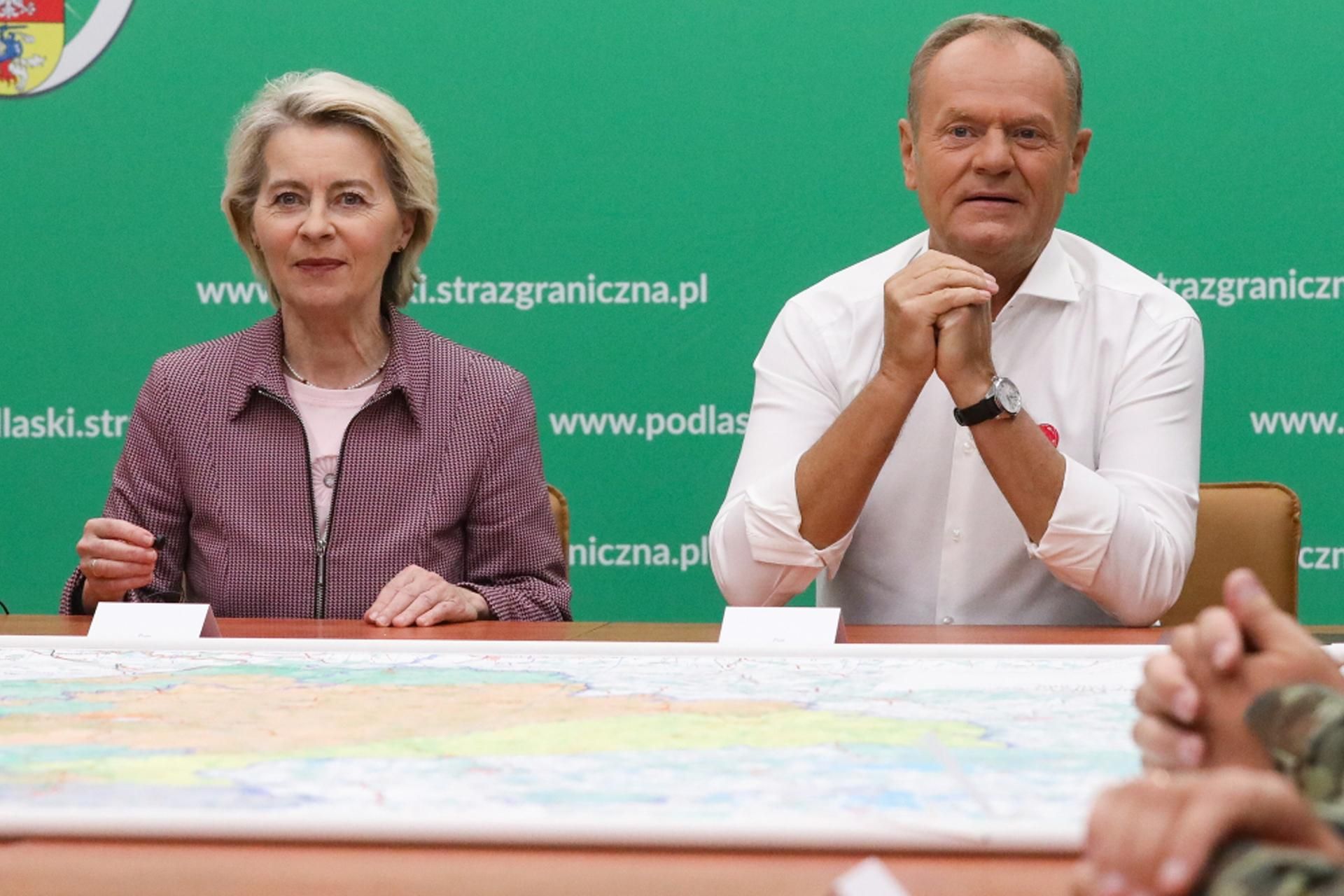 Tusk i von der Leyen złapani za ręce. Wszystko zostało uwiecznione