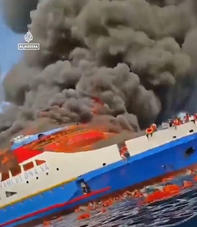 Pożar promu wycieczkowego. Ludzie skakali do wody, wszystko się nagrało! "Pomocy, płoniemy na morzu"