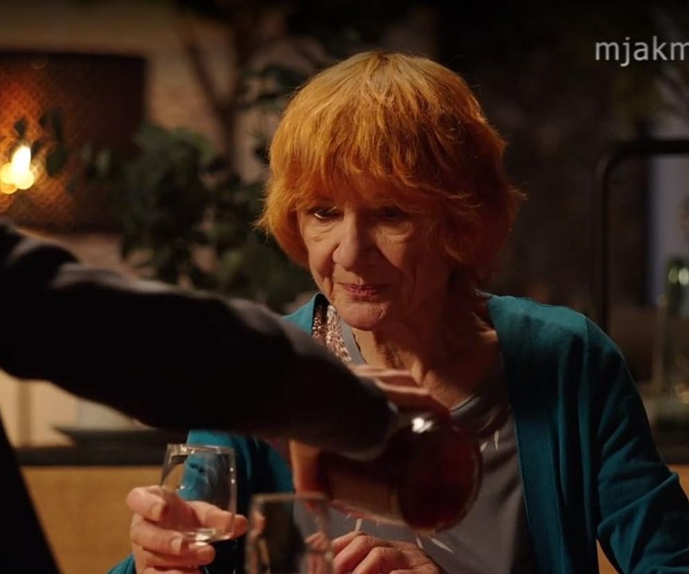 M jak miłość. Sylwia (Hanna Turnau), gosposia Ola (Ewa Kolasińska)	