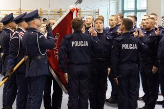 Nowi policjanci wypowiedzieli słowa przysięgi. Rekrutacja trwa