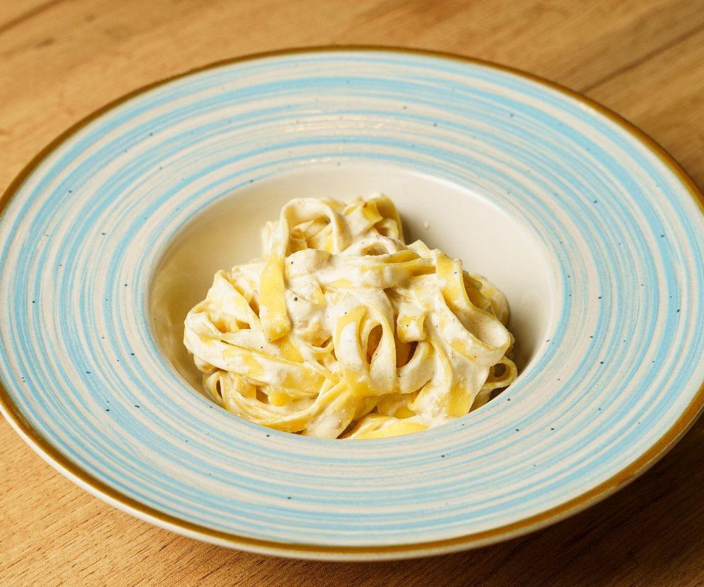 makaron w sosie jogurtowo-czosnkowym