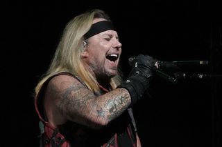 Vince Neil prostuje informacje na temat swojego stanu zdrowia. Muzyk Mötley Crüe przeszedł 4 udary