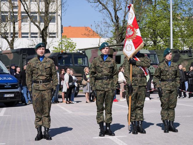 Ponad stu żołnierzy na Placu Solidarności w Olsztynie. Złożyli uroczystą przysięgę [ZDJĘCIA]