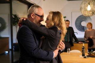 M jak miłość odc. 1806. Adam Werner (Jacek Kopczyński), Sylwia (Hanna Turnau), gosposia Ola (Ewa Kolasińska), Piotrek (Marcin Mroczek)