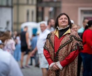 Targi żywności regionalnej w Olsztynie. Karol Okrasa gotował na starówce. Zobacz zdjęcia!