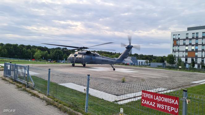 Policyjny śmigłowiec Black Hawk wylądował we Wrocławiu. Dzięki temu lekarze uratowali życie człowieka [ZDJĘCIA]