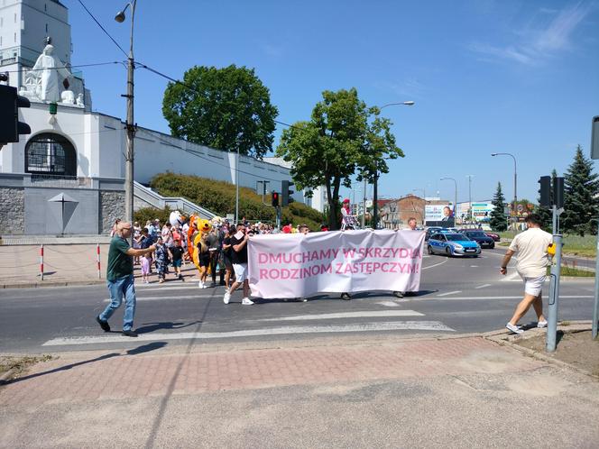 Chcieli podkreślić potrzebę swoich działań. Ulicami Białegostoku przeszedł Marsz Rodzin Zastępczych