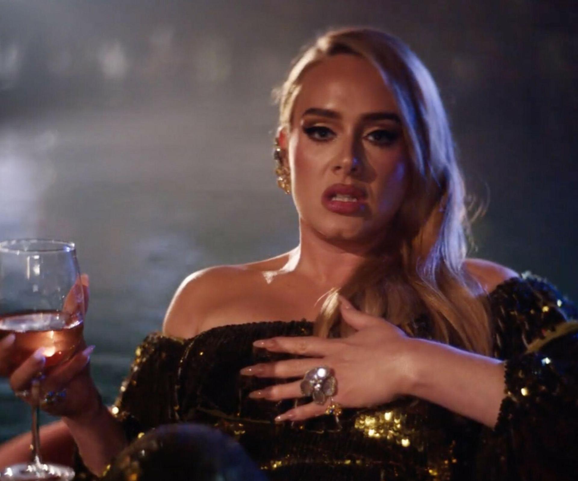 Adele rozpoznała w tłumie swojego lekarza. To on odebrał jej poród. Nie ...