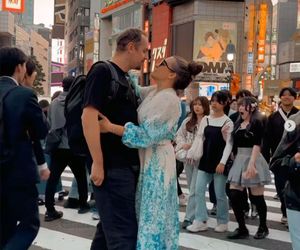 Anna Mucha w obłędnej kiecce migdali się z ukochanym na środku zatłoczonej ulicy! Co za sceny!