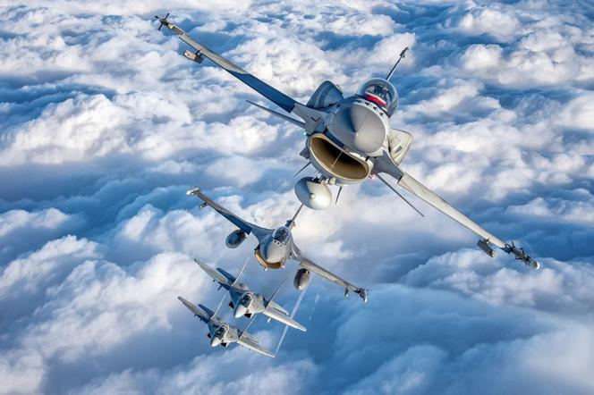 Myśliwce F16 i MiG-29 nad Malborkiem
