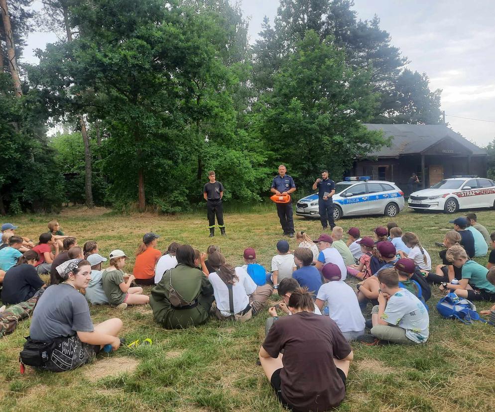 Policjanci prowadzą pogadanki dla uczestników obozów