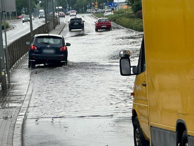 Totalna nawałnica w Warszawie. Samochody zatonęły na drodze