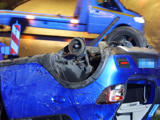 Auto rosyjskiej ambasady dachowało w Warszawie! Odłamki uszkodziły inne pojazdy