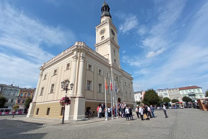 Ratusz po remoncie w 100 rocznicę powrotu Leszna do Macierzy. Dzisiaj (24.09) odnowiony, najważniejszy budynek w Lesznie został oficjalnie oddany do użytku [ZDJĘCIA]