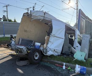 Dostawczak wjechał pod pociąg! Kierowca popełnił poważny błąd. Ogromne utrudnienia na kolei
