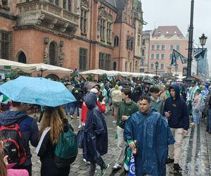 Gorąco przed finałem Ligii Konferencji we Wrocławiu. Tysiące kibiców na Rynku 
