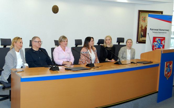 Młodzież rozmawiała podczas debaty o szczęściu w życiu współczesnego nastolatka