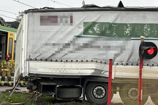 Potworne zderzenie w Ołtarzewie. Pociąg zmiótł w torów samochód ciężarowy