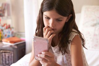 Zmiany nastroju po użyciu telefonu? To może być cichy sygnał cyberprzemocy